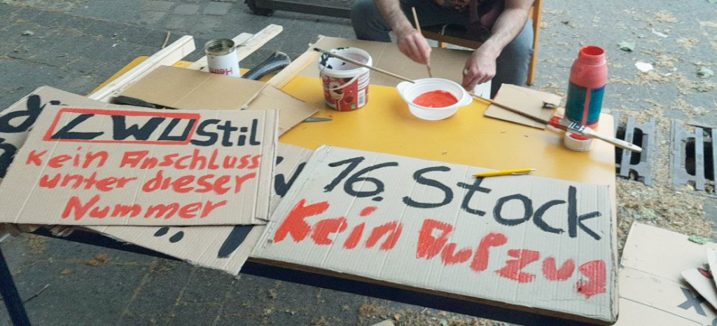 Bilder von Protestschildern am Kotti: "LWU-Stil: Kein Anschluss unter dieser Nummer" "16. Stock - kein Aufzug"